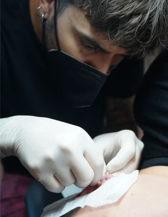 lospi body piercer collaborazioni e guest piercer Cambio piercing e sostituzione gioielli in sicurezza